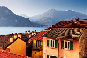 Blick über die Dächer von Bellagio nach Cadenabbia, Comer See, Lombardei, Italien