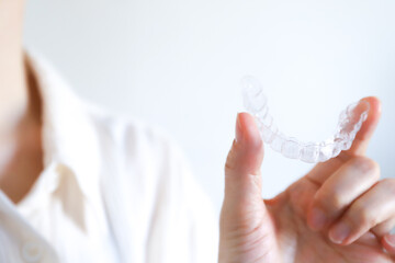 マウスピースを持った女性　歯列矯正
