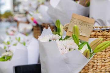花屋さんの店頭に並んでいる花々