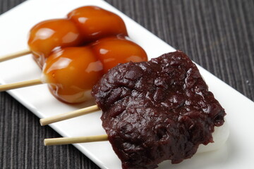 餡子と醤油タレの団子