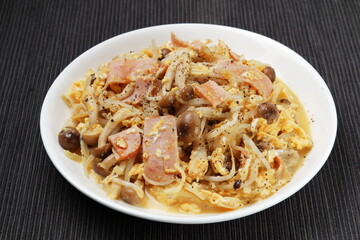 ベーコンとしめじのもやし炒め物