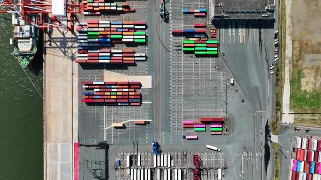 コンテナヤードの風景空撮