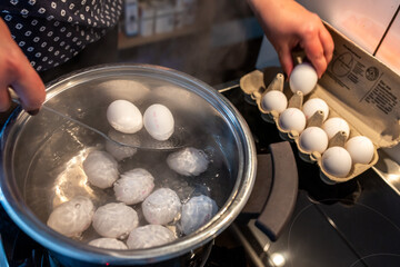 Eier zum frühstück kochen