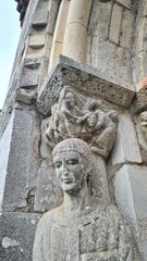 L'un des chapiteaux du portail roman de la basilique Saint-Just de Valcabrère