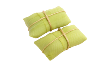 amonhas tradicionais embrulhadas em palha de milho amarradas com barbante sobre fundo transparente