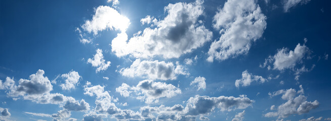Panorama von Wattewölkchen am blauen Himmel
