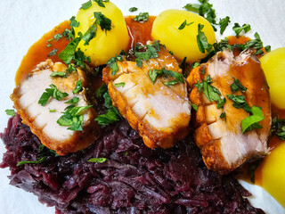 Pork Royal mit Rotkohl und Salzkartoffeln