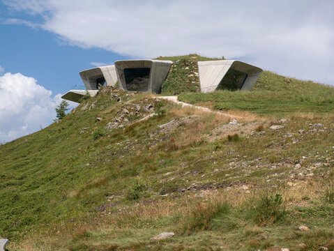 Concrete Curves and Glass Panoramas: The Unique Messner Museum Design in Plan de Corones, Italy