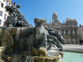 hôtel de ville, place des terreaux et fontaine de Bartholdi à Lyon	