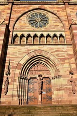 La partie centrale de la façade de l’église Saint-Pierre-et-Paul à Obernai en Alsace