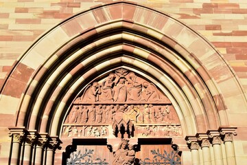 Le tympan au-dessus du portail central de la façade de l’église Saint-Pierre-et-Paul à Obernai en Alsace