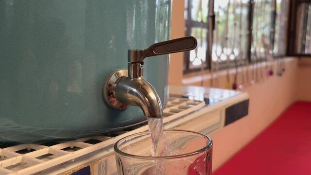 Purificador filtro de agua llenando un vaso 