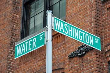 Obraz premium Water and Washington street signs in Brooklyn, New York