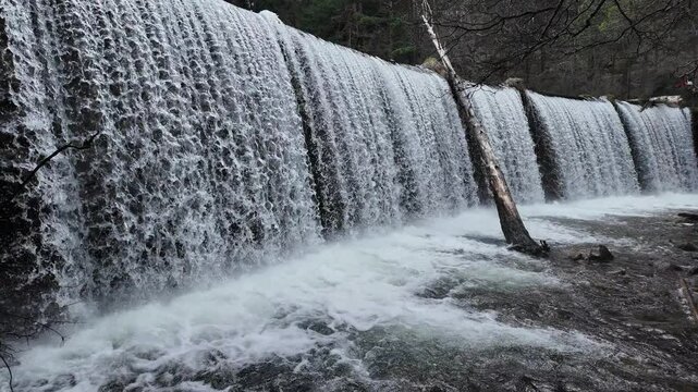 Salto de agua de la presa del Pradillo, Rascafr&iacute;a, Sierra Norte de Madrid. Espa&ntilde;a. Abril 2025.