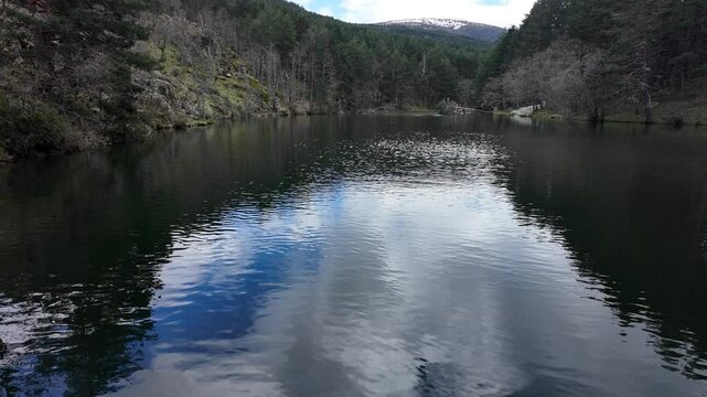 Vista panor&aacute;mica del embalse de la Presa del Pradillo. Madrid, Espa&ntilde;a, abril 2025.