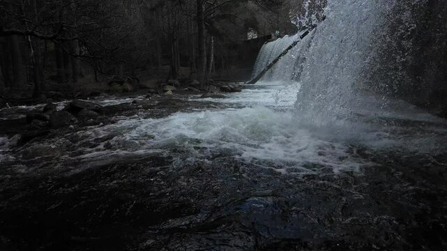 Salto de agua de la presa del Pradillo, Rascafr&iacute;a, Sierra Norte de Madrid. Espa&ntilde;a. Abril 2025.