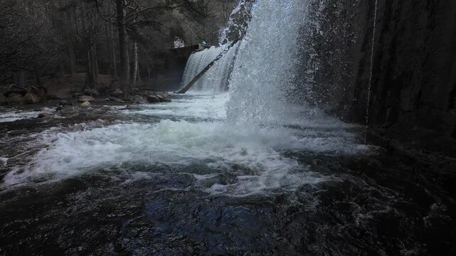 Salto de agua de la presa del Pradillo, Rascafr&iacute;a, Sierra Norte de Madrid. Espa&ntilde;a. Abril 2025.