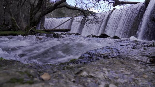 Salto de agua de la presa del Pradillo, Rascafr&iacute;a, Sierra Norte de Madrid. Espa&ntilde;a. Abril 2025.