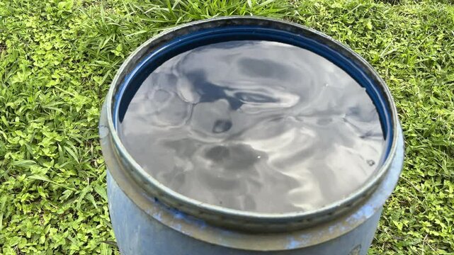 tanque con agua recolectada de la lluvia en el campo