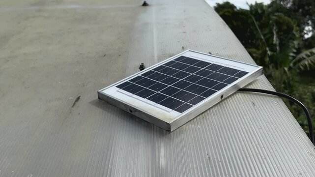 Peque&ntilde;o panel solar sobre techo