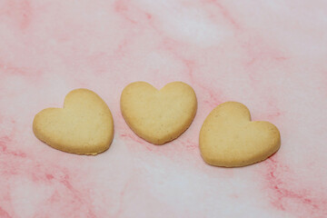 ピンクの大理石模様背景のハート型クッキー