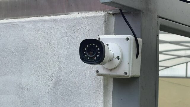 Camara de seguridad CCTV y vigilancia montada en una pared 