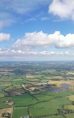 Vue d'un paysage irlandais depuis le hublot d'un avion