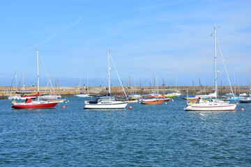 Des bateaux dans le port de Howth en Irlande