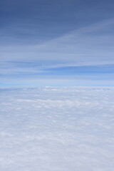 Mer de nuages sous un ciel bleu vue d'un avion