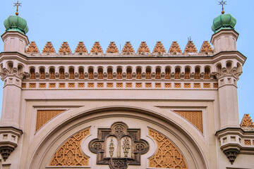 Synagogue's facade n Josefov, this district is home to Prague's most fashionable fashion labels, It is also the district where you will find Czech Haute Couture in boutiques of Hana Havelkova. 2020 © Wagner