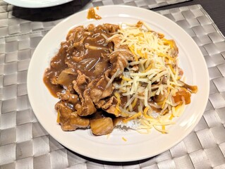 たっぷりとチーズをトッピングした大盛の豚肉カレー