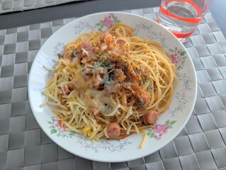 自家製ソーセージキムチパスタ　チーズ添え