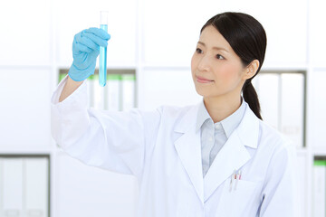 試験管を持った白衣の女性
