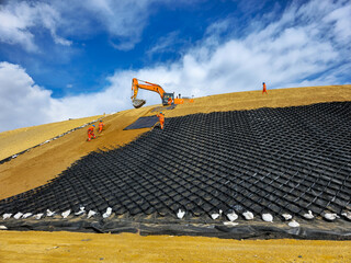 Clay and geosynthetic cover in sanitary and mining landfills