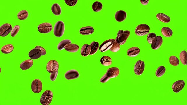 Granos de delicioso caf&eacute; girando y cayendo o flotando en un fondo verde croma para recorte. 