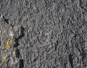 Nahaufnahme einer grau-schwarzen Lava-Textur auf dem Boden. Porös, rissig und steinern, ideal als...
