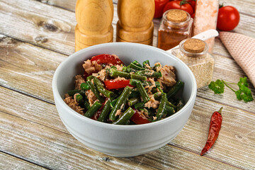 Salad with canned tuna and beans