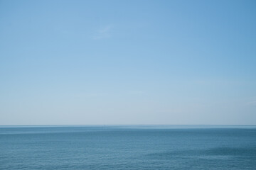 Obraz premium The blue sky met the sea at the horizon, where ocean water shimmered under the summer sun, creating a peaceful landscape with nature as the perfect background.