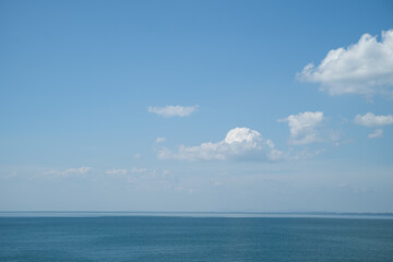 Obraz premium The blue sky met the sea at the horizon, where ocean water shimmered under the summer sun, creating a peaceful landscape with nature as the perfect background.