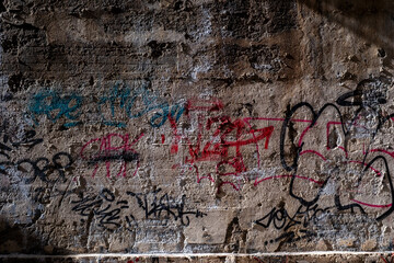 pared de ormigon con grafitis
