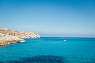 Paysage de Majorque aux Baléares. Mer méditerranée. Kayaking et voilier sur l'eau bleu tropicale. Littoral rocheux et côte sauvage. Loisir de vacances. Bateau de vacanciers. Canoë. Cala Clara Beach © david