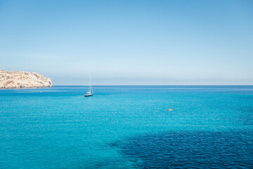 Paysage de Majorque aux Baléares. Mer méditerranée. Kayaking et voilier sur l'eau bleu tropicale. Littoral rocheux et côte sauvage. Loisir de vacances. Bateau de vacanciers. Canoë. Cala Clara Beach