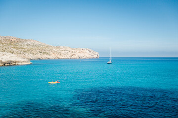 Paysage de Majorque aux Baléares. Mer méditerranée. Kayaking et voilier sur l'eau bleu tropicale. Littoral rocheux et côte sauvage. Loisir de vacances. Bateau de vacanciers. Canoë. Cala Clara Beach © david