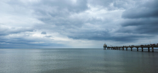 Fototapeta premium Zinnowitz Seebrücke mit Tauchglocke – Panorama an der Ostseeküste