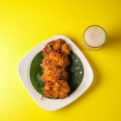 ULLIVADA AND CHAYA, ULLI VADA, ONION BHAJJI AND TEA, ONIONBHAJJI, ONOINBAJJI, TEA, 