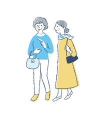 笑顔で一緒に歩くシニア女性2人