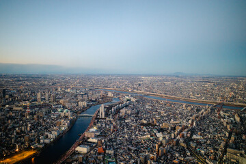 東京の街並みと川が広がる夕景風景の背景