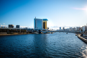 Naklejka premium 隅田川と特徴的なビル風景