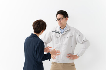 怒る作業着を着た男性