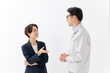 商談　スーツ女性　作業着男性